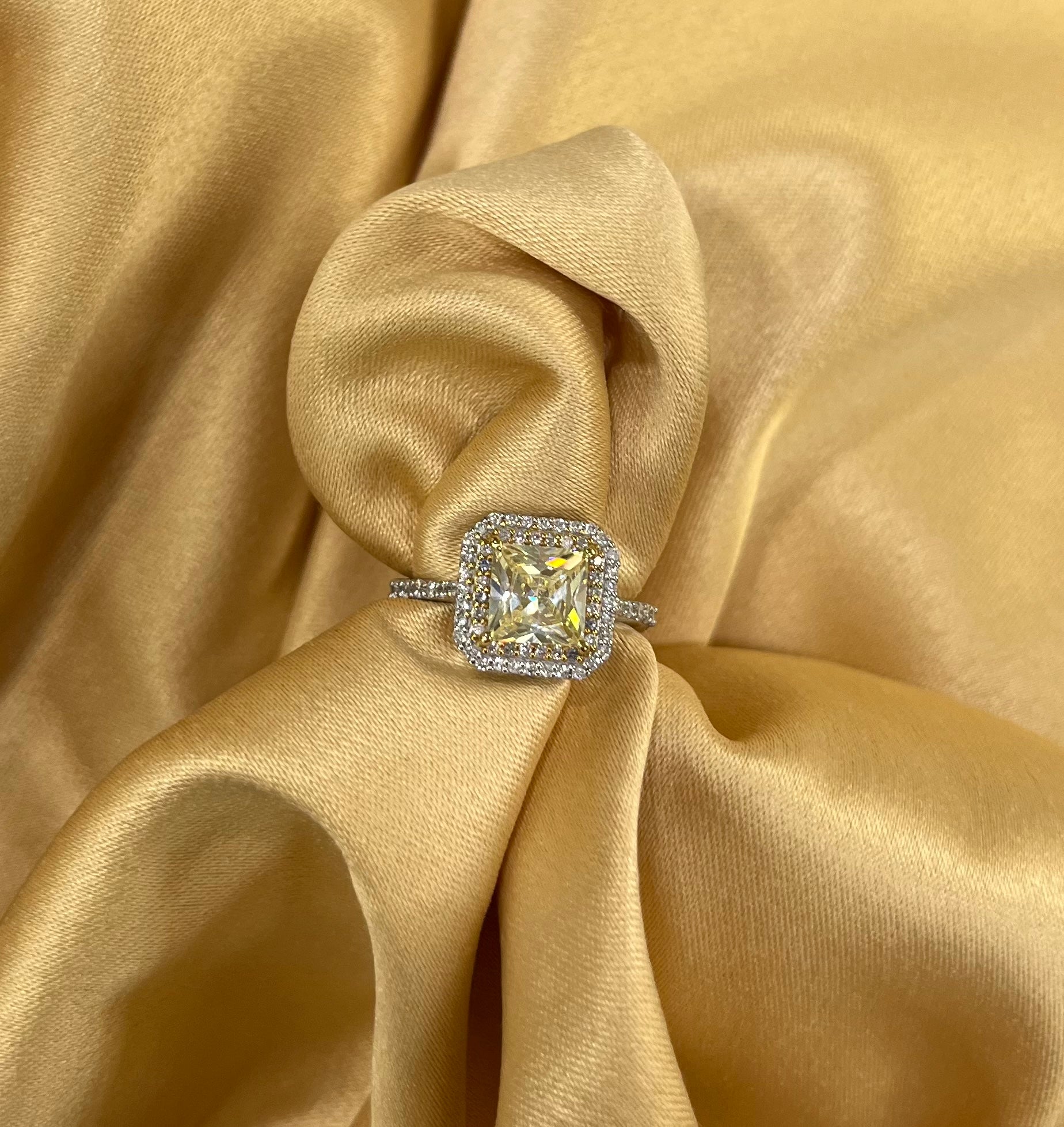 Лимитиран модел дамски пръстен от бяло злато с естествени диаманти и жълт сапфир